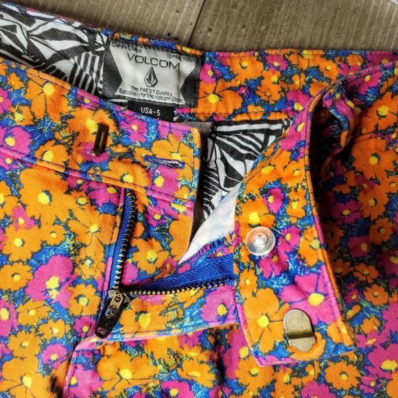 Volcom Floral Frochickie 2 1/2" Short "I MUST HAVE" Size 5 Juniors Pink Blush - Picture 8 of 15